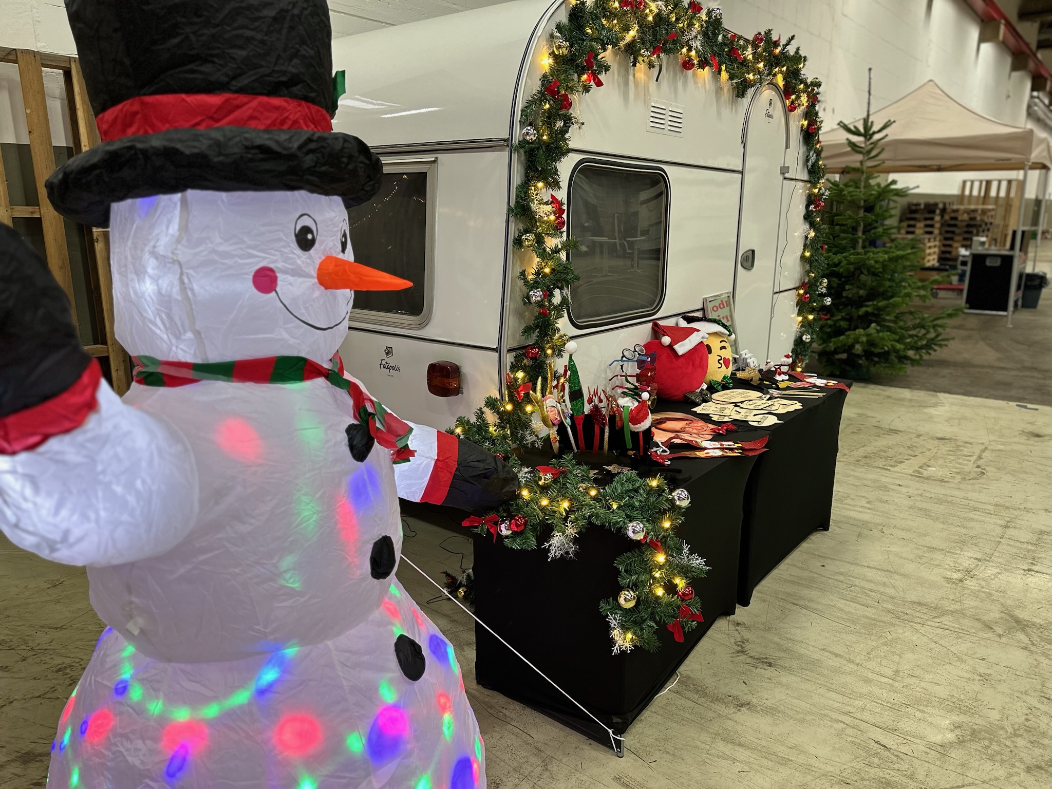 Wohnwagen im Winter - Seitenansicht